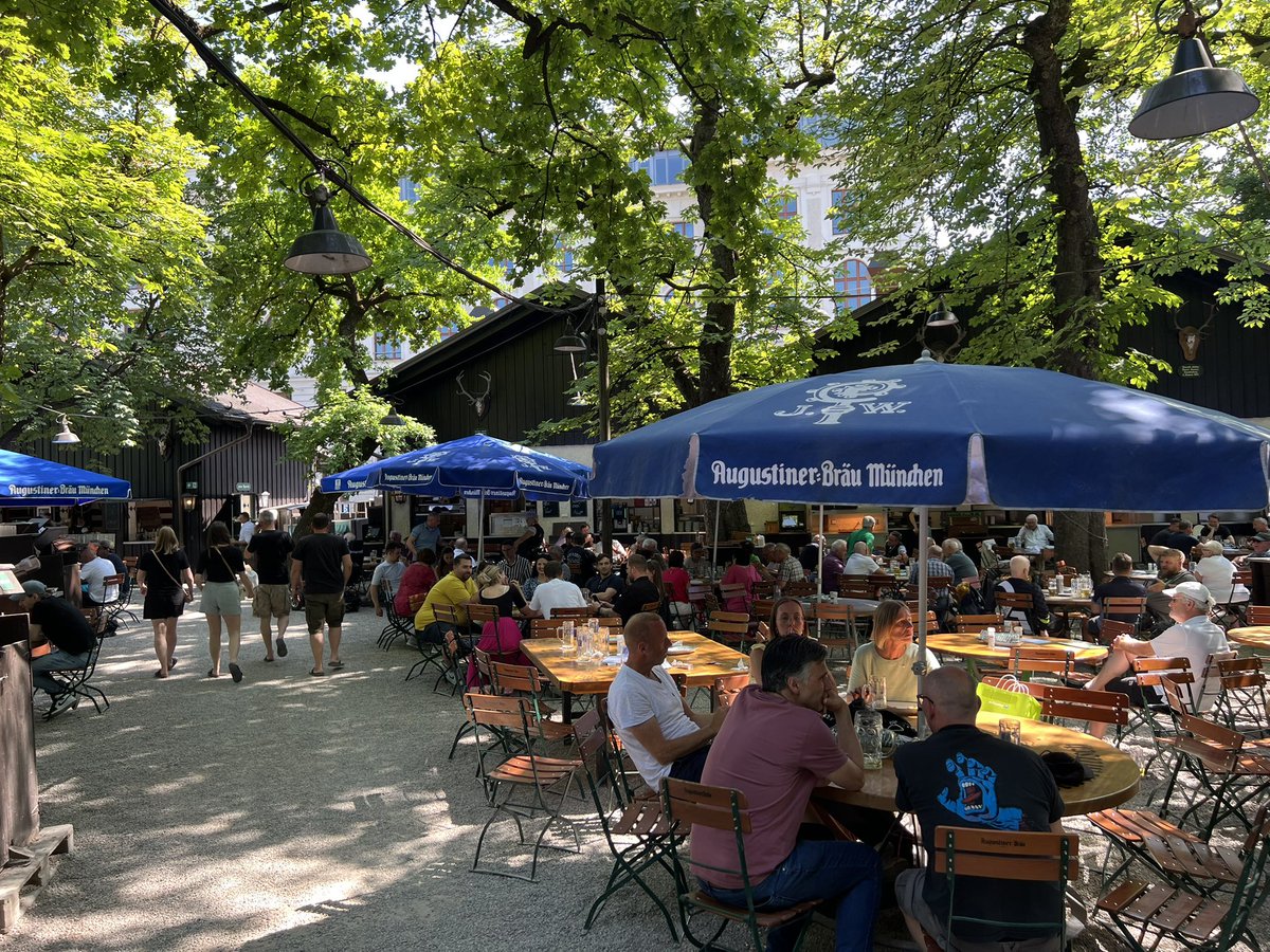 a143zoo's tweet photo. わたくしめのポストに「いいね」有難う御座居ます。
Augustiner Kellerだとミュンヘン中央駅近くのビアガーデンでしょうか？
夏の季節、ミュンヘンの日暮れは9時頃なので仕事終わりに一杯。最高です。
来週は30℃越え！
ビールが美味しい季節です！ https://t.co/Gc6kqIDR9U