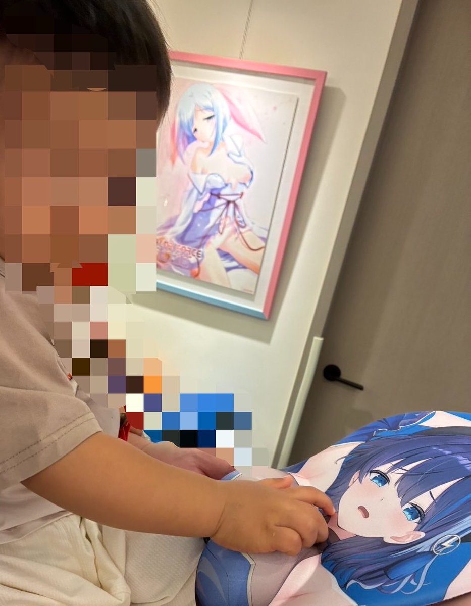 mkj_yoruko's tweet photo. らいり@kotakirairi  のおっぺッド（仮）の開封報告。

最近ジュニアが成長期なのか、やたら親の胸を触りたがって困っている

そしてらいりを発見

「らいりー！」

　　↓

両手で確認

どうやらジュニアも母性の輝きを感じ取ったらしい

#小滝らいり https://t.co/BjnvE87Vlk