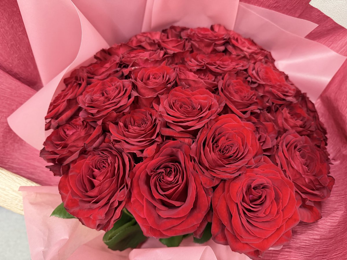 aimausu's tweet photo. #無職転生 Ⅲ￼と3人娘にかけた33本の薔薇！！！33本の意味調べたよね🌹重みがすごい…っ https://t.co/DjJSoT4VKD
