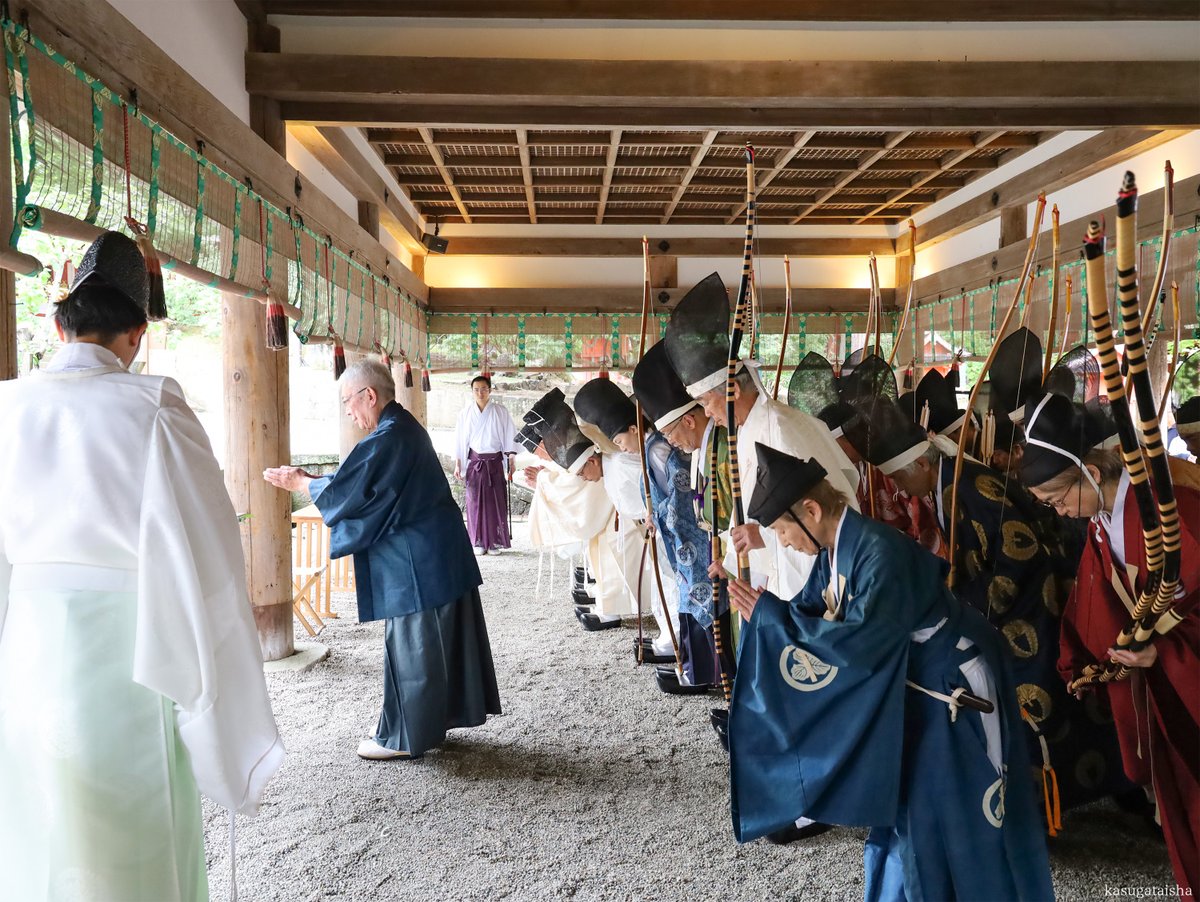KASUGASHRINE's tweet photo. 📍奈良市 春日大社　小笠原流古式弓術奉納
午後2時より弓馬術礼法小笠原流による古式弓術が奉納されました。武家装束に身を固めた一門が蟇目(ひきめ)の儀、続けて百々手式を幣殿・舞殿にて奉納されました。現在、春日若宮おん祭の稚児流鏑馬は #小笠原流 によるご指導・ご協力により奉仕されています。 https://t.co/AxYq9zjRBq