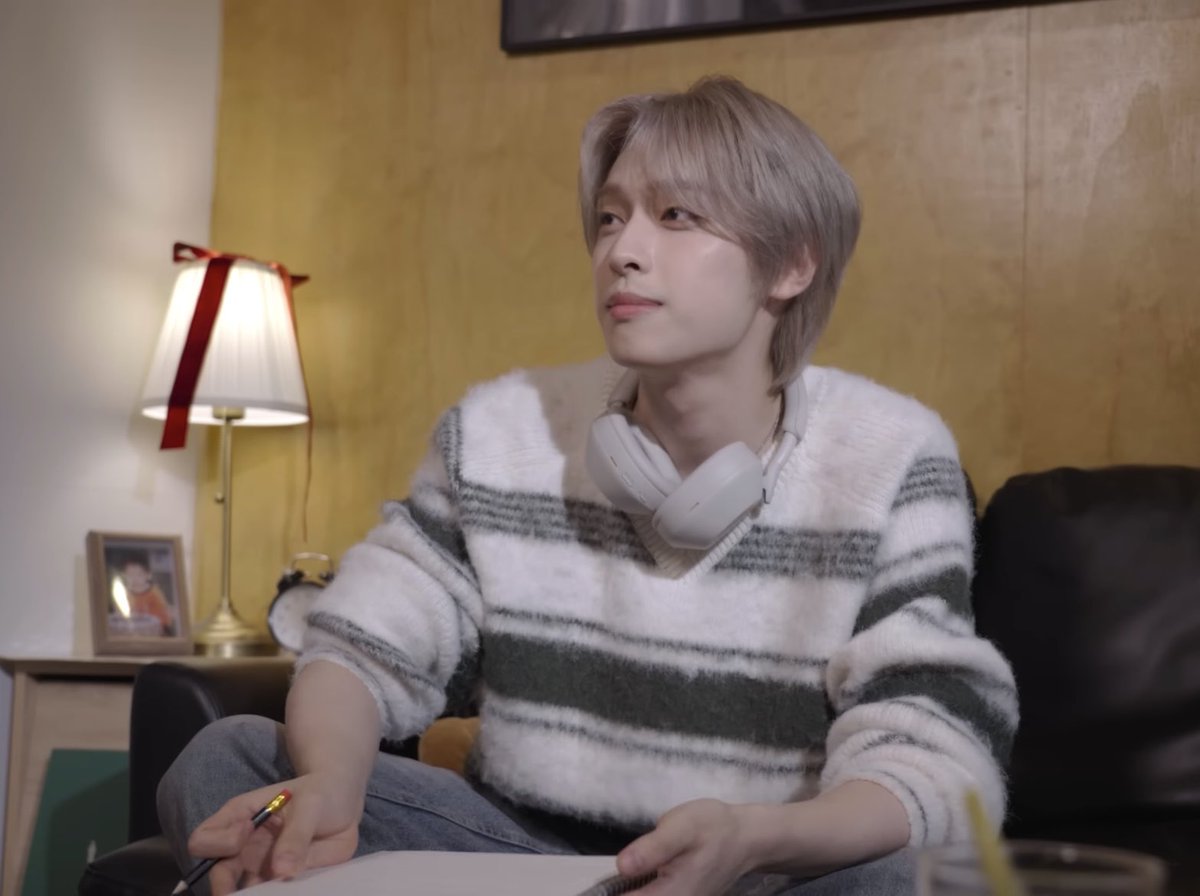 ONB114's tweet photo. 지석이 생일에 올라온 ‘She Looks So Perfect' 커버 촬영했던 카페에서 지덕이랑 데이트 🐥💕 https://t.co/KuNI0QAFCc