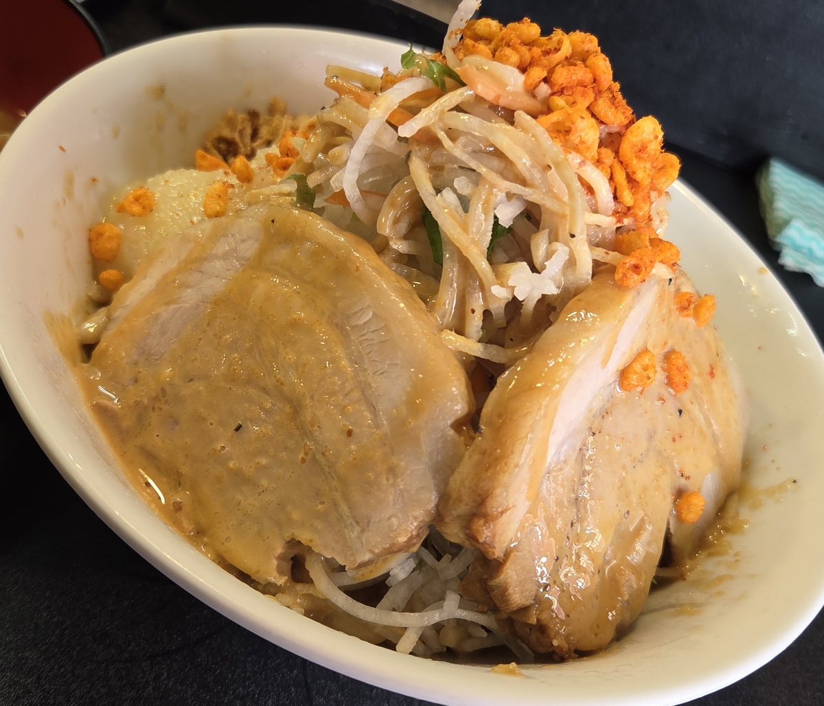 ykatsu_x's tweet photo. 周旋人さんへ🚴
キャラメルマキアート ニンニクマシ ブタカスアブラ🍜
サッパリなのにガツンとくる～💪
最高の夏麺🎐
そして、昨夜の飲み会〆 彩さんの辛麺🍜 https://t.co/OUxYVPh6Cs
