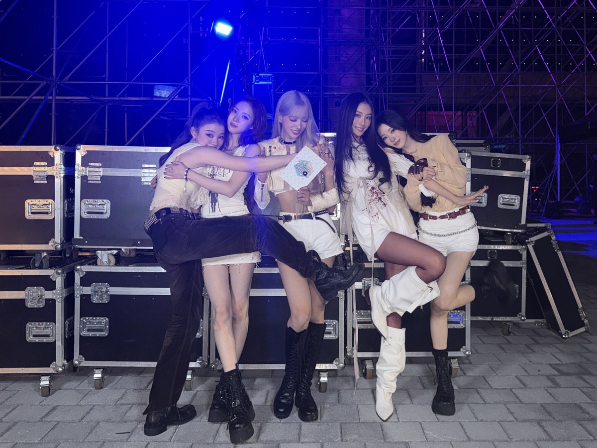 MEOVV_talk's tweet photo. [📸] 260620 #MENOVV 

MBC 쇼! 음악중심 ❣️🎶

#MEOVV #미야오 
#BITENOW
#THEBLACKLABEL #더블랙레이블 https://t.co/q9yJ1mnemF