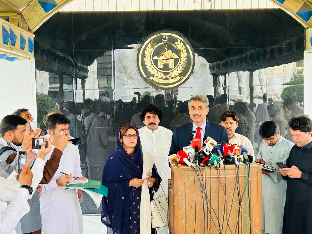 AdvMehr's tweet photo. بجٹ اجلاس کے موقع پر پیپلز پارٹی کے پارلیمانی لیڈر احمد کریم کنڈی کی میڈیا سے گفتگو، مہر سلطانہ ایڈووکیٹ بھی ہمراہ موجود ہیں۔
@MediaCellPPP @NadeemAfzalChan @AseefaBZ https://t.co/Ovzjzic5OJ