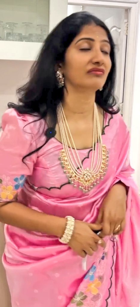 raokrish011's tweet photo. E aunty face lo pogaru abbaaaaa 💦💦 reddy puvvu enta kasi ga undi asalu 💦 
Expose cheyadu kani abbaaaa Elanti aunty puvvu baga nakutu ruchi chudali...💦💦💦
Ha lips ki Mogga petti chikistu swargam chudali 💦😋 

@18_midhun65085 
@corngod2042 https://t.co/R7dSAlhRPH