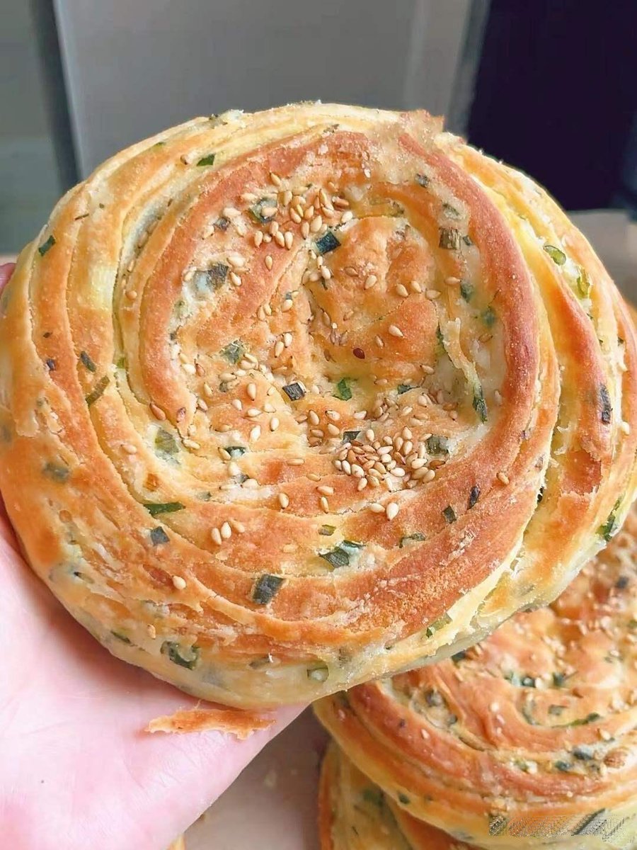8790Febraury's tweet photo. Craving late-night street snack vibes This crispy Chinese scallion pancake is chef’s kiss—flaky, savory, and perfect with a hot soy milk! https://t.co/wRVaNT0fMT