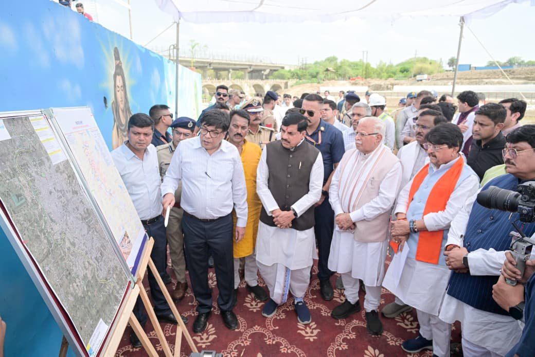 DrMohanYadav51's tweet photo. आज उज्जैन में माननीय केंद्रीय मंत्री श्री @mlkhattar जी के साथ "सिंहस्थ-2028" को लेकर जारी विकास कार्यों का निरीक्षण किया। इस दौरान अधिकारियों को सभी निर्माण कार्य उच्च गुणवत्ता के साथ निर्धारित समय-सीमा में पूर्ण करने के निर्देश दिए।

श्रद्धालुओं के स्नान हेतु आधुनिक सुविधाओं से युक्त नवीन घाट विकसित किए जा रहे हैं। 

घाटों के समीप नीम, रुद्राक्ष व पीपल का पौधरोपण भी किया। इस अवसर पर कैबिनेट मंत्री श्री @KailashOnline जी, श्री @tulsi_silawat जी एवं अन्य जनप्रतिनिधिगण भी उपस्थित रहे।

#एक_पेड़_माँ_के_नाम