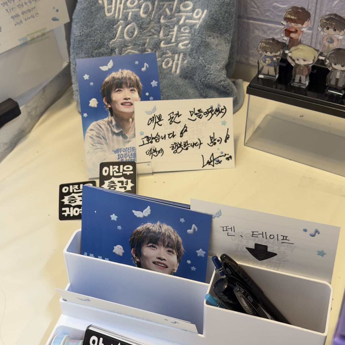 messala0101's tweet photo. 댕출한김에 지누님 다녀감 흔적 구경하고 가기~~!  인화사진 잔뜩있어서 없는것들 한장씩 챙겼어요오.. 🫶🏿 정말 감사합니다아 🥹🙇🏻‍♀️🙇🏻‍♀️ https://t.co/bG7Z139Dc0
