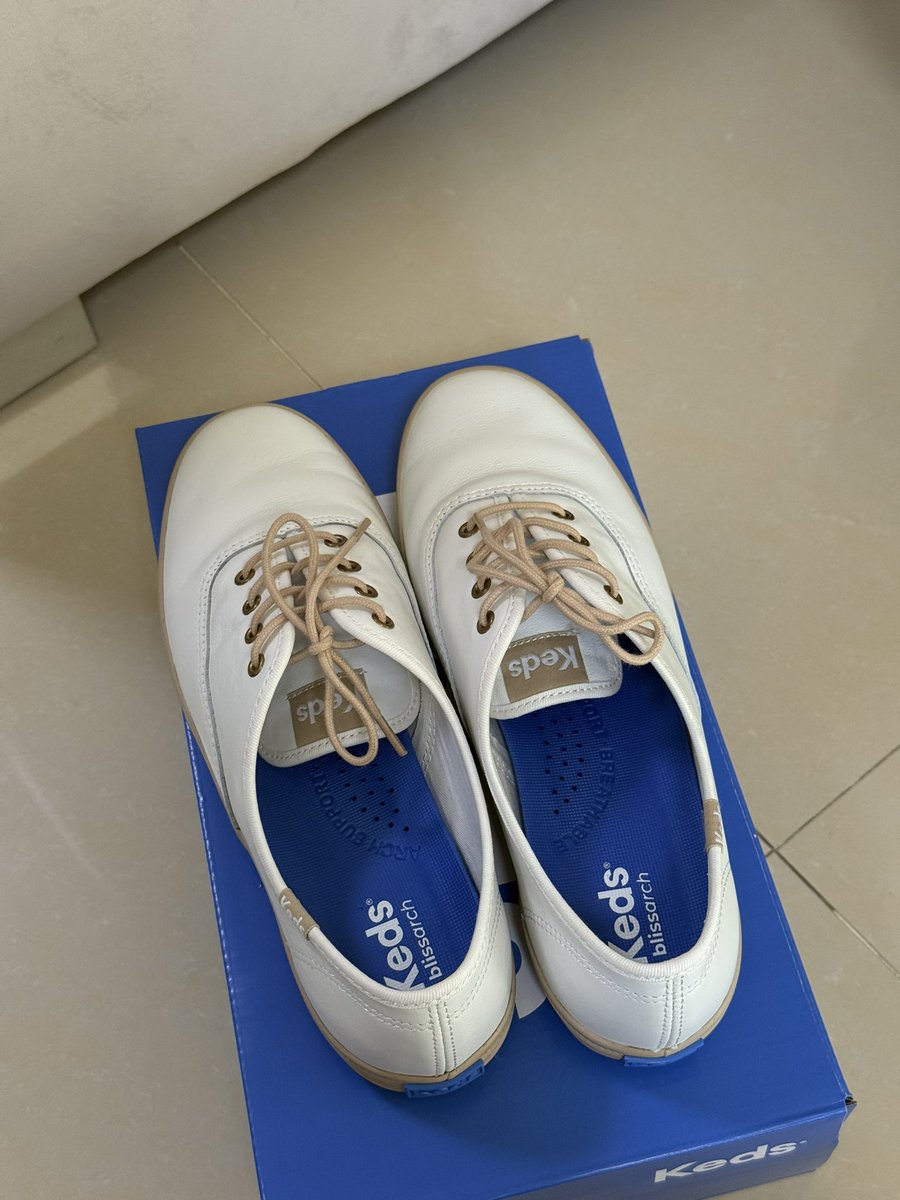 chubbycheeksgrl's tweet photo. รองเท้าผ้าใบ Keds รุ่นใหม่พื้นนิ่มมาก Champion Luxe Leather Round Laces สี SNOW WHITE/IRISH CREAM size 39 ใส่ 1 ครั้ง 1,390.- (from 2,850.-) รส🔖✅

#ส่งต่อรองเท้า #รองเท้ามือสอง #รองเท้าkeds #ส่งต่อkeds #รองเท้ามือ2 #ตลาดนัดkeds #ส่งต่อkeds https://t.co/QyZKfVNu8H