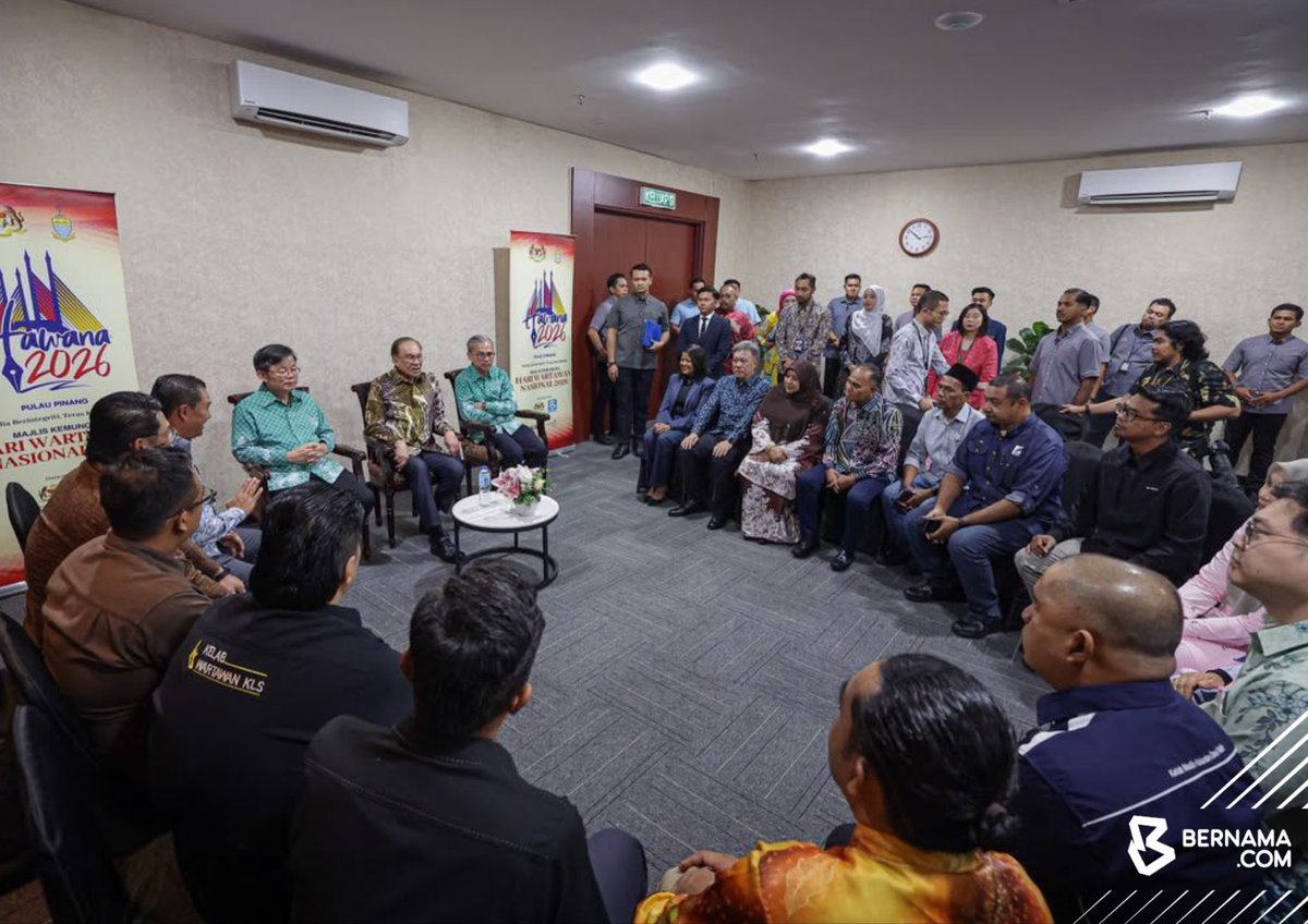 bernamadotcom's tweet photo. #PulauPinang : Perdana Menteri Datuk Seri Anwar Ibrahim meluangkan kira-kira 10 minit bersama Presiden Gabungan Kelab Media Malaysia (GKMM) Mohamad Fauzi Ishak serta pemimpin 15 kelab media dari seluruh negara sempena Majlis Kemuncak HAWANA 2026 di Pusat Konvensyen PICCA@ Arena Butterworth, hari ini.

📸 fotoBERNAMA

#HAWANA2026
#BernamaImages 
#BernamaNews 
@anwaribrahim 
@fahmi_fadzil