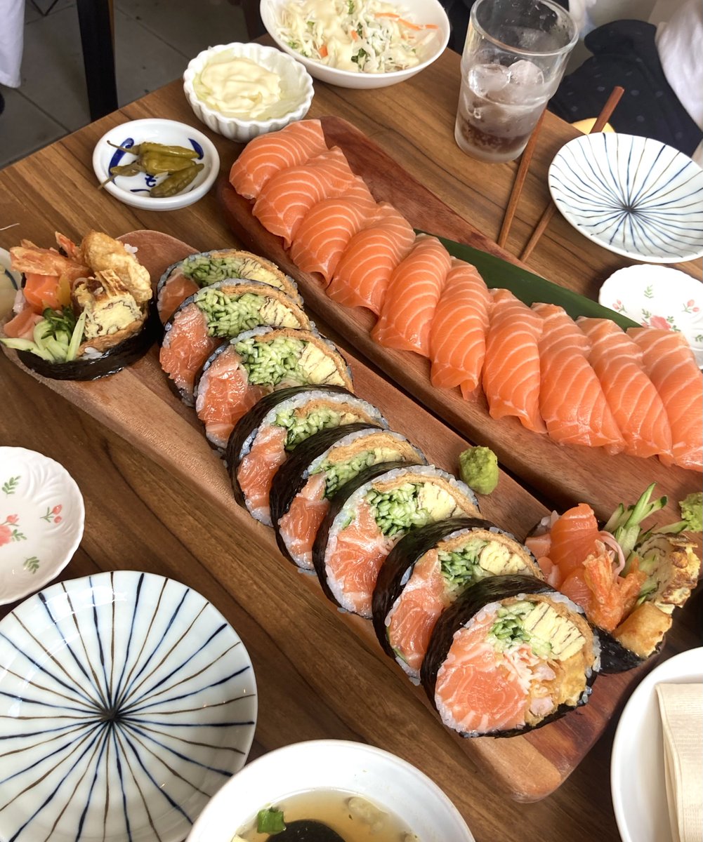 lluvvul's tweet photo. 진짜로 연어 때깔 ㄹㅈㄷ
후토마키도 후토마키지만 연어초밥 연어 두께가 진짜 마음에 들엇다 🫶🏻 https://t.co/ri1He5mrue