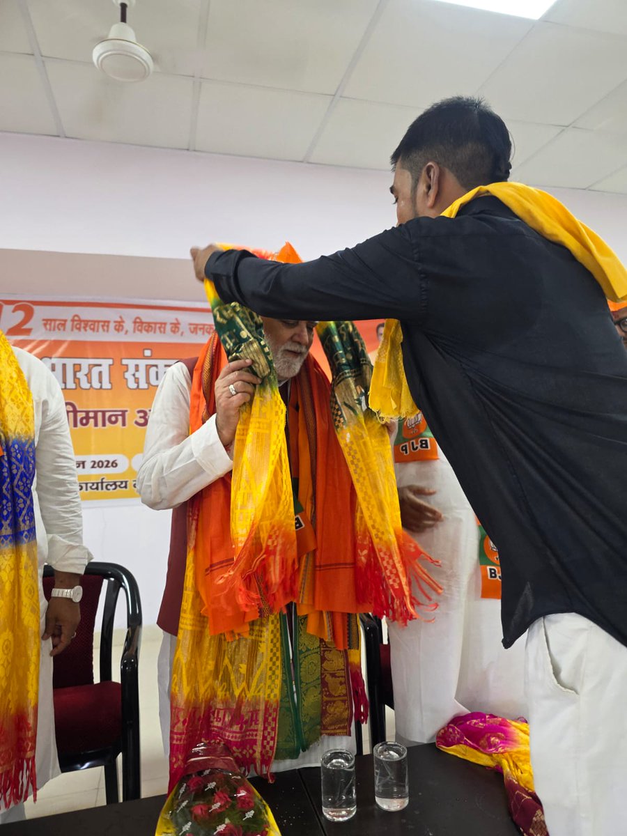 chubay_vikash's tweet photo. बाबा गरीब नाथ की धरती मुजफ्फरपुर BJP पश्चिमी जिला कार्यालय मे पूर्व केंद्रीय मंत्री अश्विनी चौबे जी का स्वागत अभिनंदन करते हुए!🙏💐 https://t.co/LLRk3WolMc