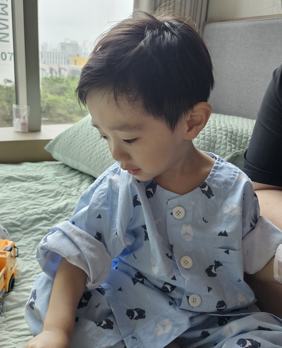 M2nz227's tweet photo. 이번 주말엔 인형좀 꺼내볼까 하고 발굴작전 다 세워놨는데, 미니미가 아파서 새벽내내 고생하다 결국 입원엔딩..
꼬맹이, 아프지마라😭 https://t.co/32kxqj2eeu
