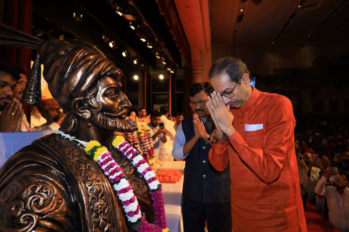 PRJ_24's tweet photo. शिवसेना हा केवळ पक्ष नाही, तर लाखो शिवसैनिकांच्या निष्ठेचा, संघर्षाचा आणि स्वाभिमानाचा जाज्वल्य इतिहास आहे. बाळासाहेब ठाकरे यांच्या विचारांनी प्रेरित होऊन उभी राहिलेली ही संघटना आजही त्याच ताकदीने जनतेसाठी लढत आहे.

सायनच्या षण्मुखानंद सभागृहात पार पडलेल्या ६० व्या शिवसेना वर्धापन दिन सोहळ्यात शिवसैनिकांचा उत्साह, पक्षावरील प्रेम आणि नेतृत्वावरील विश्वास पुन्हा एकदा पाहायला मिळाला. मा. उद्धवसाहेब ठाकरे यांच्या नेतृत्वाखाली शिवसेनेचा भगवा अधिक जोमाने फडकत राहील, हा निर्धार प्रत्येकाच्या मनात दृढ झाला.

निष्ठा आमची ओळख, संघर्ष आमची परंपरा आणि शिवसेना आमचा अभिमान! 🚩

#VardhapanDin #ShivsenaUBT #Maharashtra #PratikJadhav