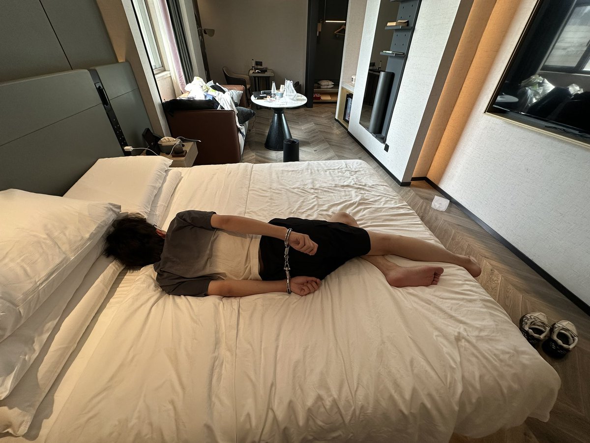 Xyjklx's tweet photo. 少年刚刚睡醒就被粗暴按头，还没反应过来就被镣铐牢牢地控制住了，他到底做了什么被如此粗暴地对待呢😏
或许只是part1？喜欢的话请多多转发啦
S：@Xyjklx 
M：@某个并不想被@出来的M
（均为场景演绎，无任何非自愿行为发生） https://t.co/oDS2LwX0R0