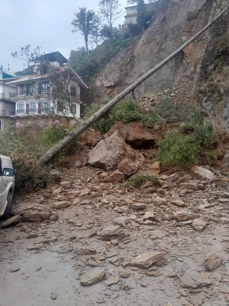 rebelsfor_truth's tweet photo. 🚨 SHIMLA LANDSLIDE ON NH-05: Mountain crashes on Dhalli-Sanjauli Bypass! Rocks, trees &amp; debris bury the vital road after rain. Cars nearly crushed. Chaos for locals &amp; tourists.
Why build risky new roads by slaughtering mountains &amp; trees for contractor greed? 😡 #ShimlaLandslide https://t.co/4Leep9gIy2