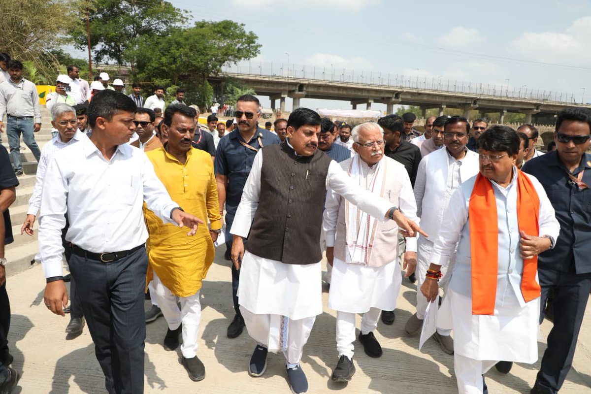 mlkhattar's tweet photo. आज उज्जैन में माननीय मुख्यमंत्री @DrMohanYadav51 जी एवं कैबिनेट मंत्री @KailashOnline जी के साथ 'सिंहस्थ-2028' की तैयारियों की समीक्षा की। इस अवसर पर श्रद्धालुओं की सुविधा एवं सुव्यवस्थित आयोजन सुनिश्चित करने हेतु लगभग ₹778 करोड़ की लागत से निर्मित किए जा रहे 29.15 किलोमीटर लंबे नवीन घाटों के निर्माण कार्यों की प्रगति का अवलोकन किया।

सिंहस्थ केवल एक धार्मिक आयोजन नहीं, बल्कि भारत की सनातन आस्था, आध्यात्मिक चेतना और सांस्कृतिक विरासत का विराट प्रतीक है। करोड़ों श्रद्धालुओं के इस महापर्व को सुरक्षित, सुविधाजनक और दिव्य स्वरूप प्रदान करने के लिए सभी आवश्यक व्यवस्थाओं तथा निर्माण कार्यों की समीक्षा कर समयबद्ध एवं उच्च गुणवत्ता के साथ पूर्ण करने के लिए आवश्यक दिशा - निर्देश दिए।