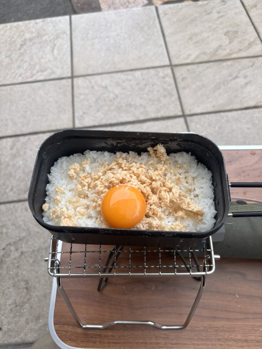 Carter99688063's tweet photo. 昼メシがてらクッカーで炊飯実験٩( 'ω' )و（雨天庭キャンプ）
失敗を覚悟してやってみたけど、1発で成功。
黄身とシャケフレーク丼にして実食٩( 'ω' )وクソ美味い🤣
チキンラーメンもいい感じに作れたし、案外はじめてでもなれるもんですなぁ🧐 https://t.co/zymZH8sO88
