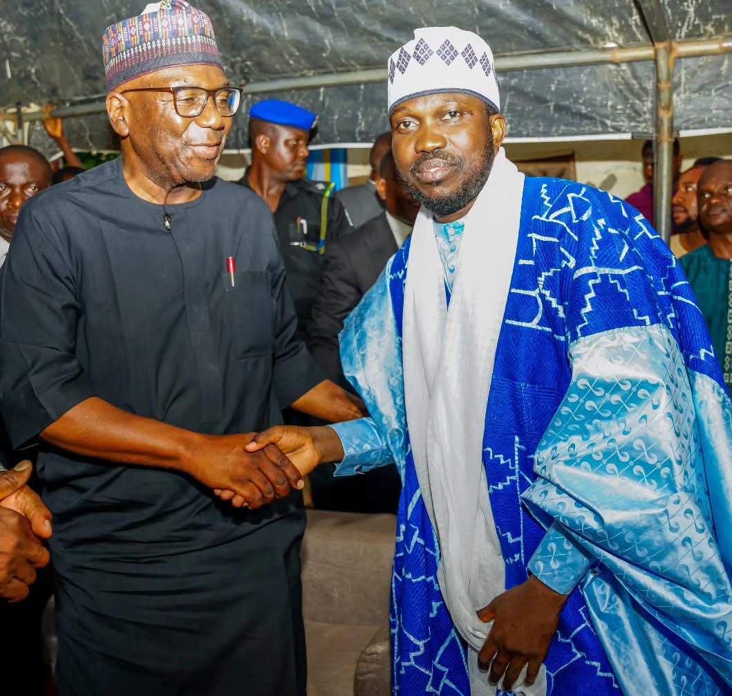Kwaralefro's tweet photo. Gov. Abdulrazaq Visits New Ilorin Chief Imam, Pledges Jeep and Bus

https://t.co/DjEuU3zymJ https://t.co/y1kHYATtkd