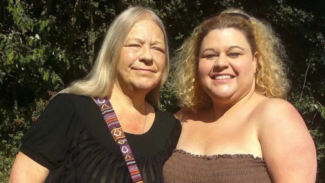 investorMM's tweet photo. 【感動】失明した女性が6年かけ「インクの切れたペン」で書いた幻の小説、警察の超科学で復元され出版へ

■🇬🇧イギリスの実話
・糖尿病で盲目となったトリッシュさん(60代)は、行を測るゴムバンドを頼りに手書きで小説を執筆

・しかしペンが【インク切れ】だったことに気づかず、26ページ分を無色透明のまま書き進めてしまう

・絶望する彼女を救うため、地元の「警察の科学捜査班」がボランティアで出動

・紙に残ったわずかな凹凸を最新機器で解析し、消えた文字を100%復元する奇跡を起こす

・その後、末期がんと闘いながら完成した本は、彼女が亡くなった当日に奇跡的に出版された