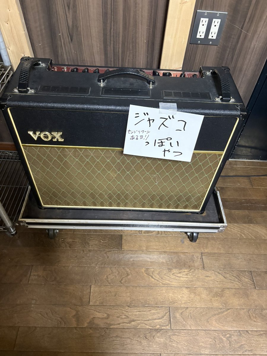 cosmostaff's tweet photo. 明日はbスタもギターアンプ使う可能性があるのでツインリバーブをbに移動。明日はコイツをジャズコ（jc30）と思っていただけると… https://t.co/XLLFh1eNKX