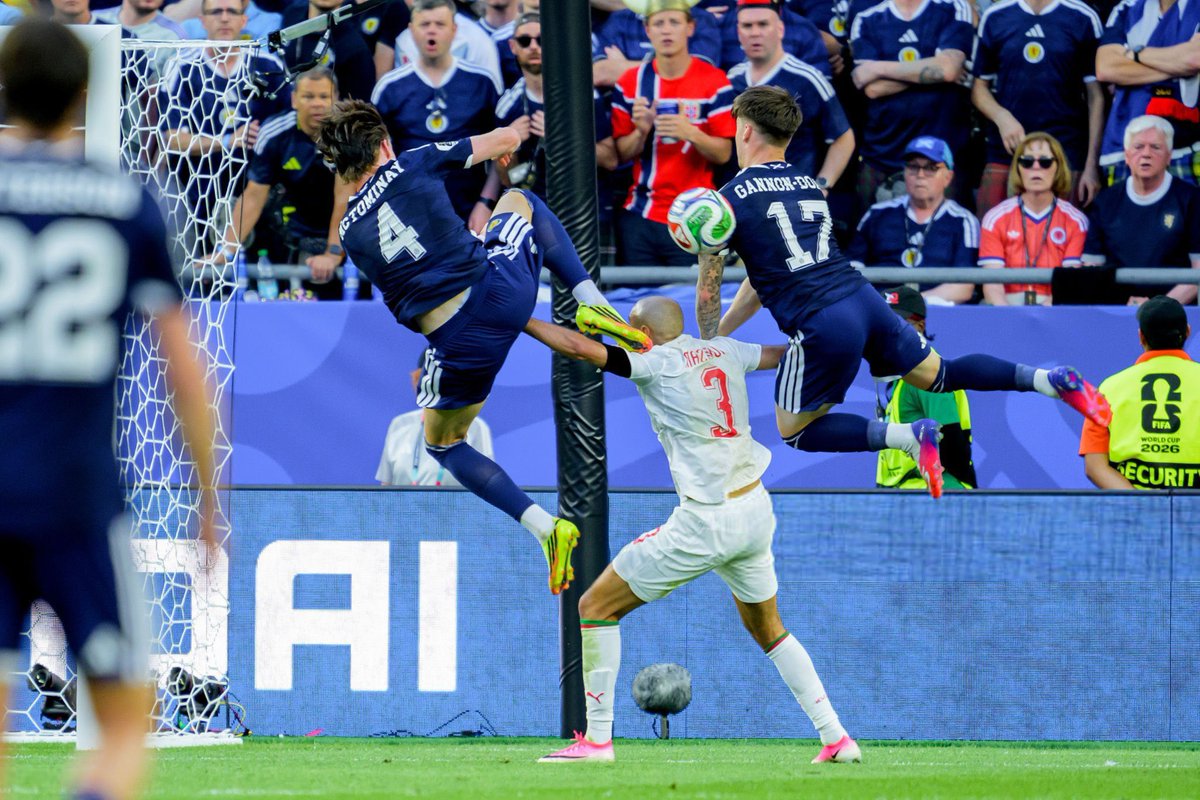 FrankEra_'s tweet photo. Look at Mazraoui 😭😭😭 https://t.co/pS5mVLDBqr