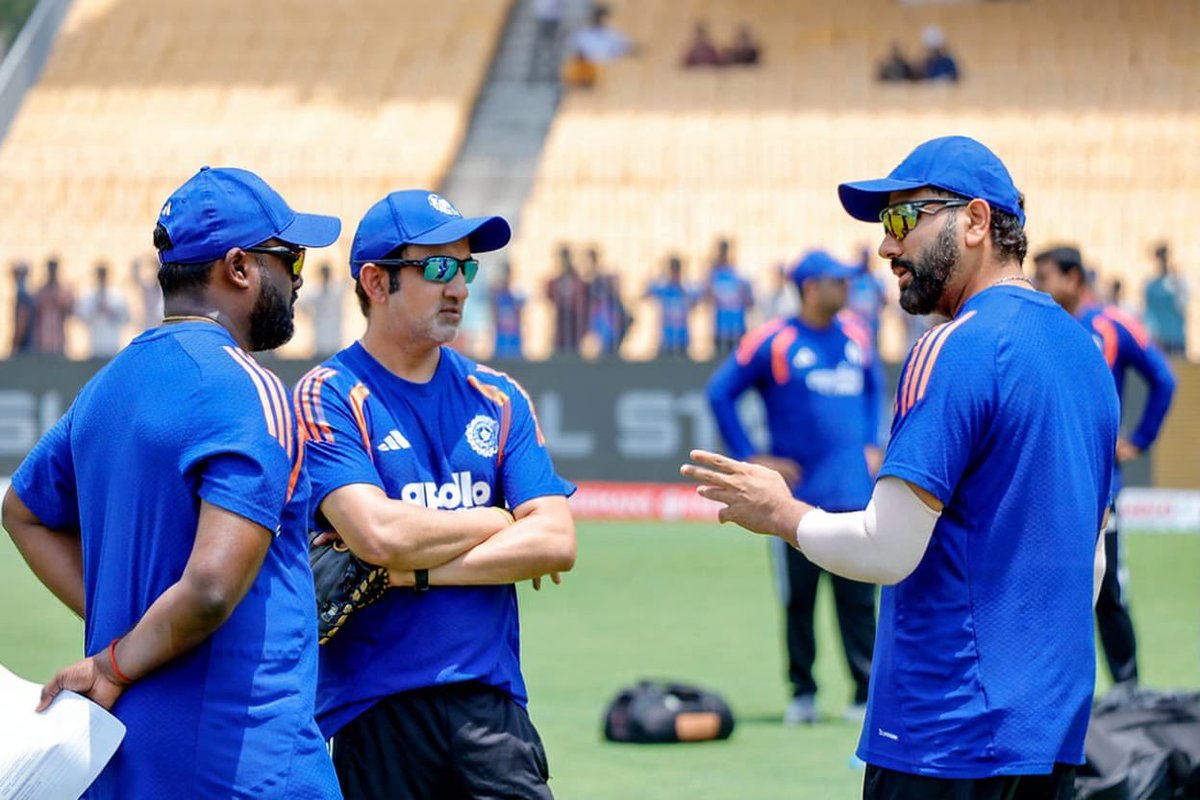 Jenil1903's tweet photo. Gambhir advising Rohit Sharma to announce his retirement in England? https://t.co/naKczDi7B3