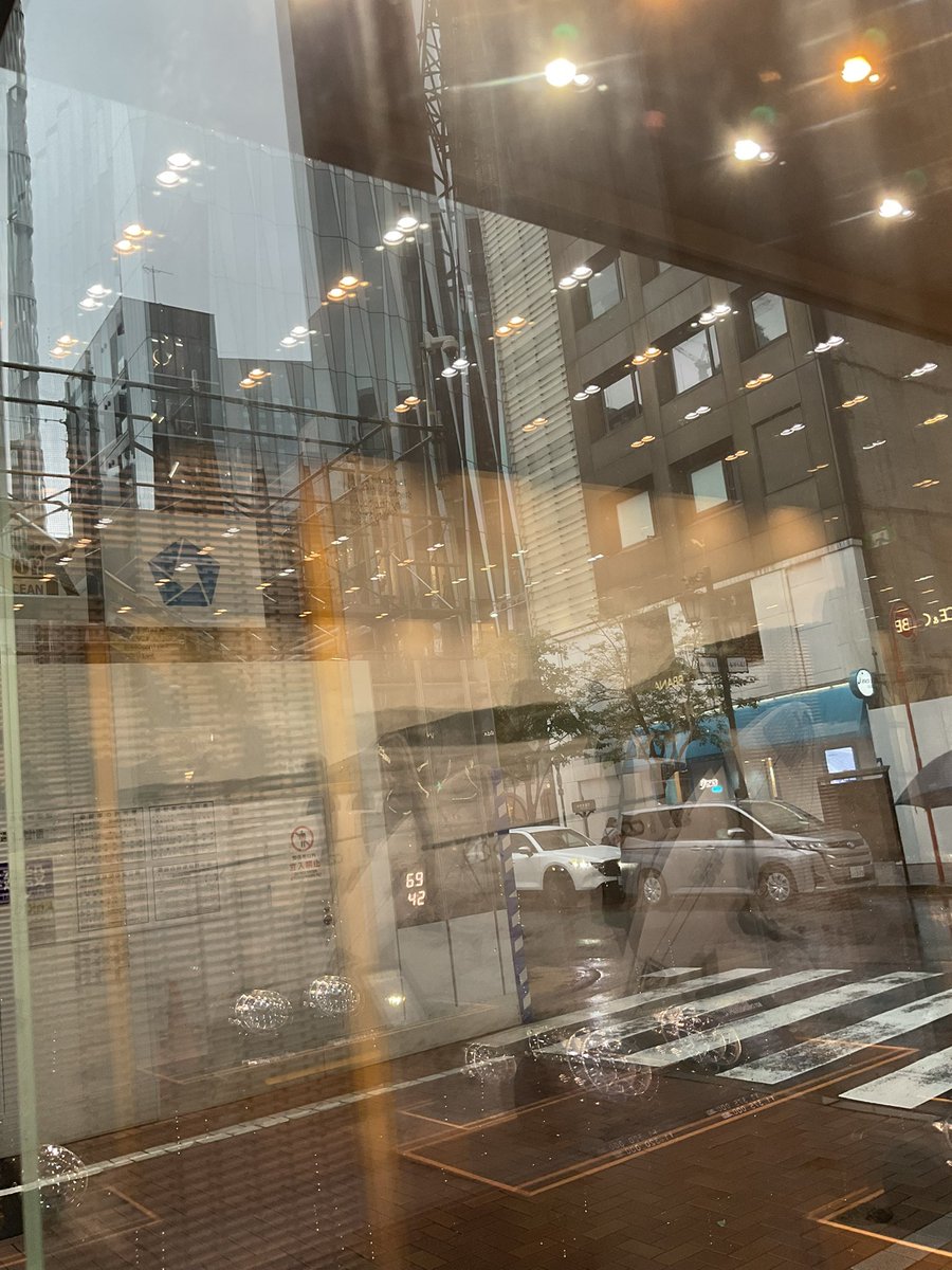 oreno_breitling's tweet photo. 今日は昼前から☔️☔️☔️蒸し暑いですね〜😭ムシムシ〜
天気は悪いですが、ブライトリングブテイック銀座は、元気に営業中でーす🈺🩵🩷💚皆様のご来店お待ちしております❣️😍 https://t.co/vAFAUZu9IF