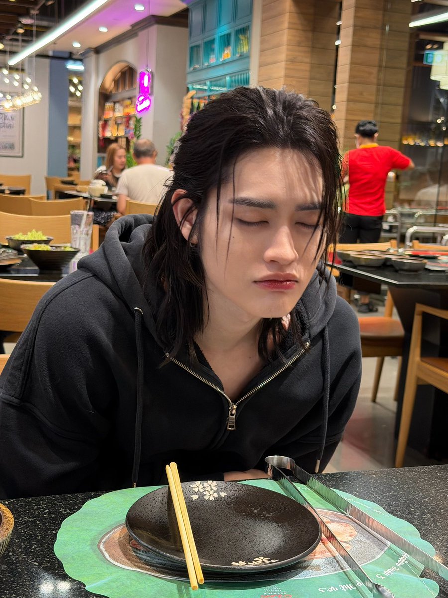 nicesomkidd's tweet photo. โมโหหิว https://t.co/h0yCj8AwRy