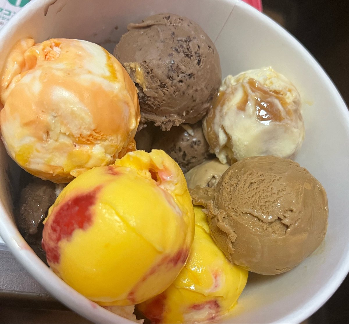 dotpot_rat's tweet photo. 先週友人と31行って、ピーチ乄ルバ絶対食べたいって言ったら色合い🦁☀️思い浮かぶねって言われて、他の色を極力チョコ系で埋め尽くそうとしてみた10個盛り https://t.co/qYeO7OIIVv