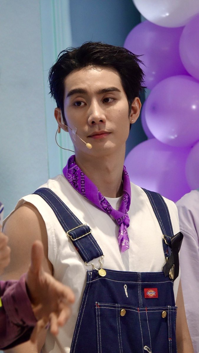 NIVEA_Thailand's tweet photo. มองจากไกลๆ ความหล่อไบรท์ยังกระแทกตาอ่าาา

#NIVEASKINGLOWXFORCEBOOK https://t.co/OHslbfvkyn
