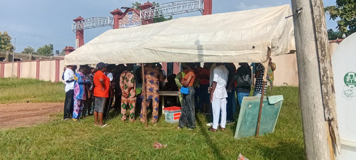 cleenfoundation's tweet photo. LGA:EFON 
WARD:04
PU:06
Officials addressing the Electorate on the process of the election.

@inecnigeria @PoliceNG @SituationRoomNg 
#EkitiDecides2026 #NigeriaDecides #ElectionSecurity https://t.co/mrBh6pfzda