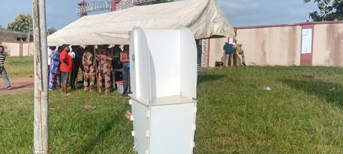 cleenfoundation's tweet photo. LGA:EFON 
WARD:04
PU:06
Officials addressing the Electorate on the process of the election.

@inecnigeria @PoliceNG @SituationRoomNg 
#EkitiDecides2026 #NigeriaDecides #ElectionSecurity https://t.co/mrBh6pfzda