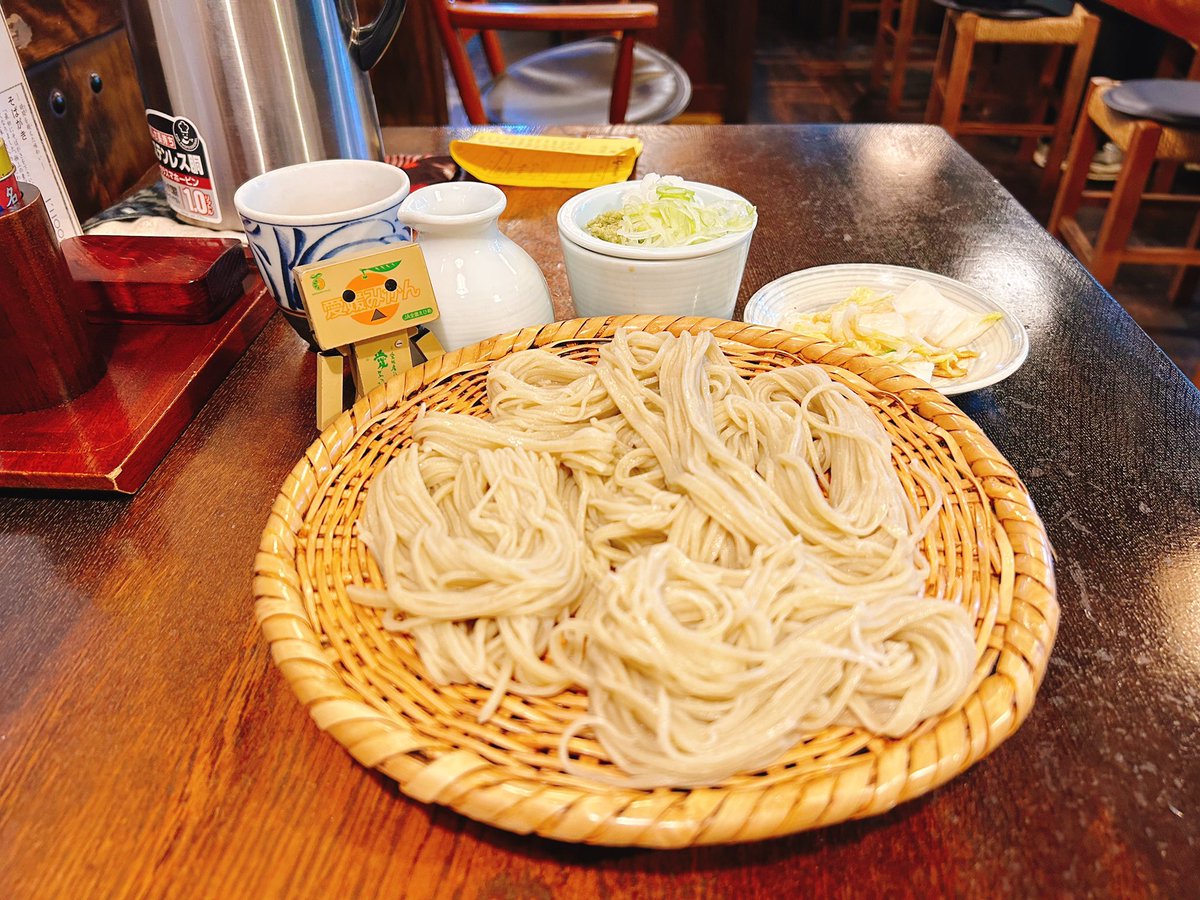 insmkn's tweet photo. お昼ご飯は戸隠そばを(( ˘꒳˘ *))
すごく待つ人気店なのですが、リストに名前を書いてから中社にお参りし、三本杉と戯れ、しばらくぼーっとなどしていたら思いがけず早めに順番が来て。
予定より１本早いバスに乗るべく５分で爆食いしました。美味しかったです(*´꒳`*)。

#うずら家 #長野市
#ダンボー https://t.co/2dhHcNwSO7