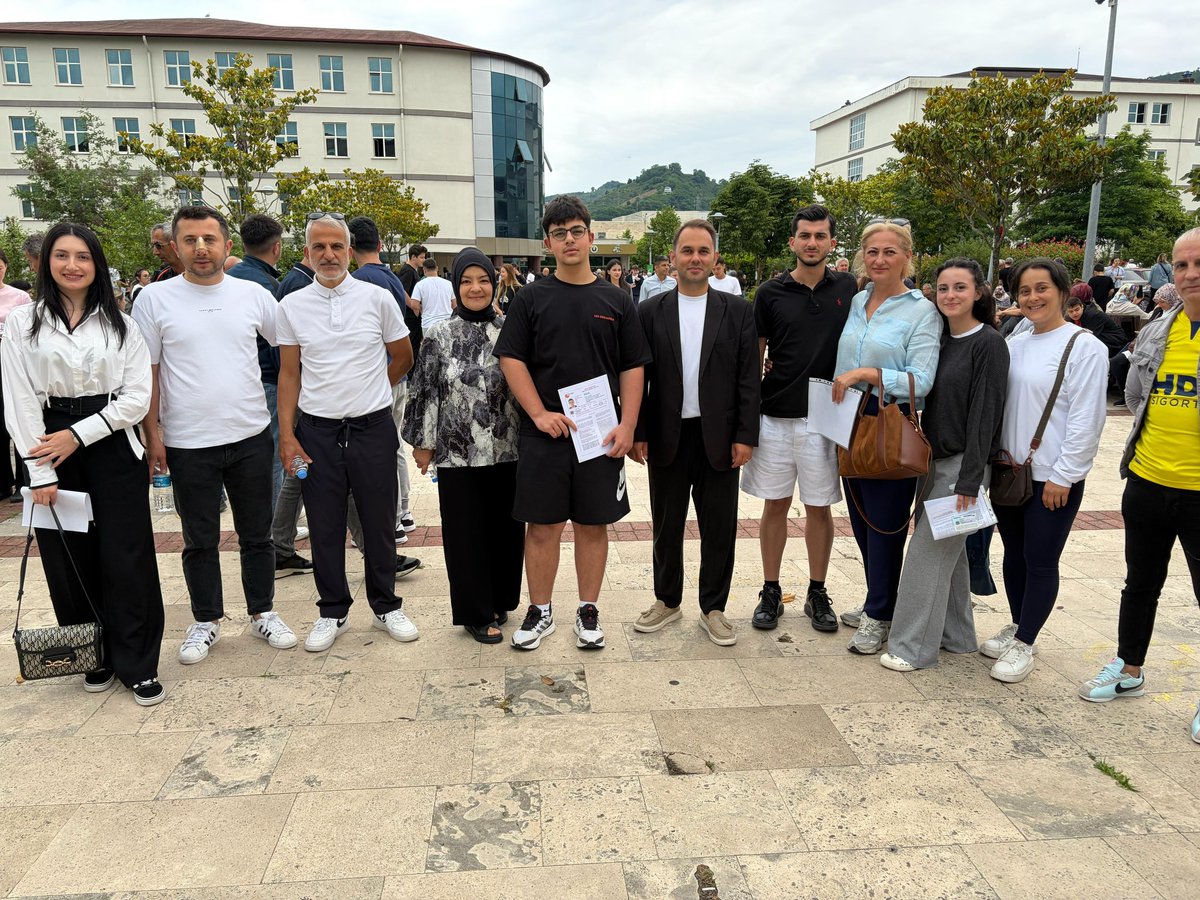 BahcesehirOrdu's tweet photo. TYT’ye girecek öğrencilerimizin heyecanını paylaşmak, onlara destek olmak ve başarı dileklerimizi iletmek için sınav sabahında yanlarındaydık.

Tüm öğrencilerimize emeklerinin karşılığını alacakları güzel bir sınav diliyoruz. Yolunuz açık, başarınız daim olsun. 💙❤️ https://t.co/y7AFWFNYy0