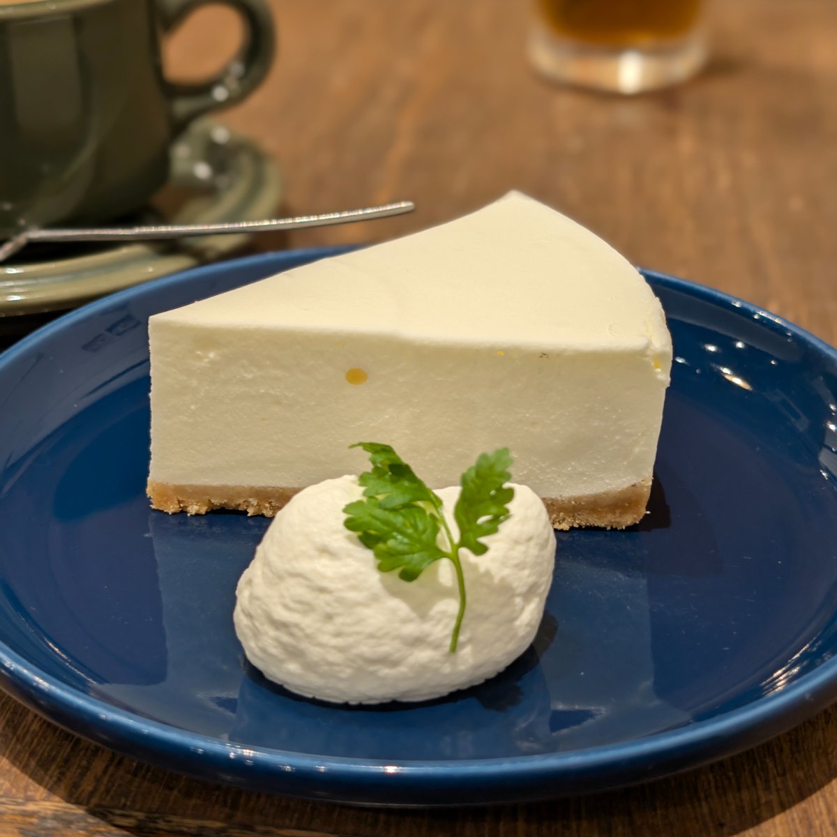 cheesecakenet's tweet photo. 吉祥寺駅から10分ほど歩いた場所にある雑貨屋を併設したカフェ「四歩（しっぽ）」でいただいたレアチーズケーキです（690円）。最近のカフェではちょっと珍しい、非常にシンプルなレアチーズケーキです。優しい甘味、クリーミーで奥深い味を楽しめます。 https://t.co/AgVQBqv0RX
