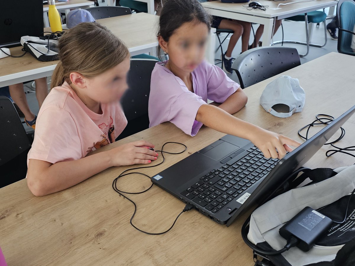 framboise314's tweet photo. Retour en images sur l'accueil des CE1 de l'école V. Hugo au #FabLabUtoPi de @villeducreusot @creusotmontceau 💻🐱 Initiation à #Scratch, maîtrise de la souris et création de scénettes : bravo aux enfants pour leur créativité malgré la chaleur ! 👏 https://t.co/DzWxPN4zjq