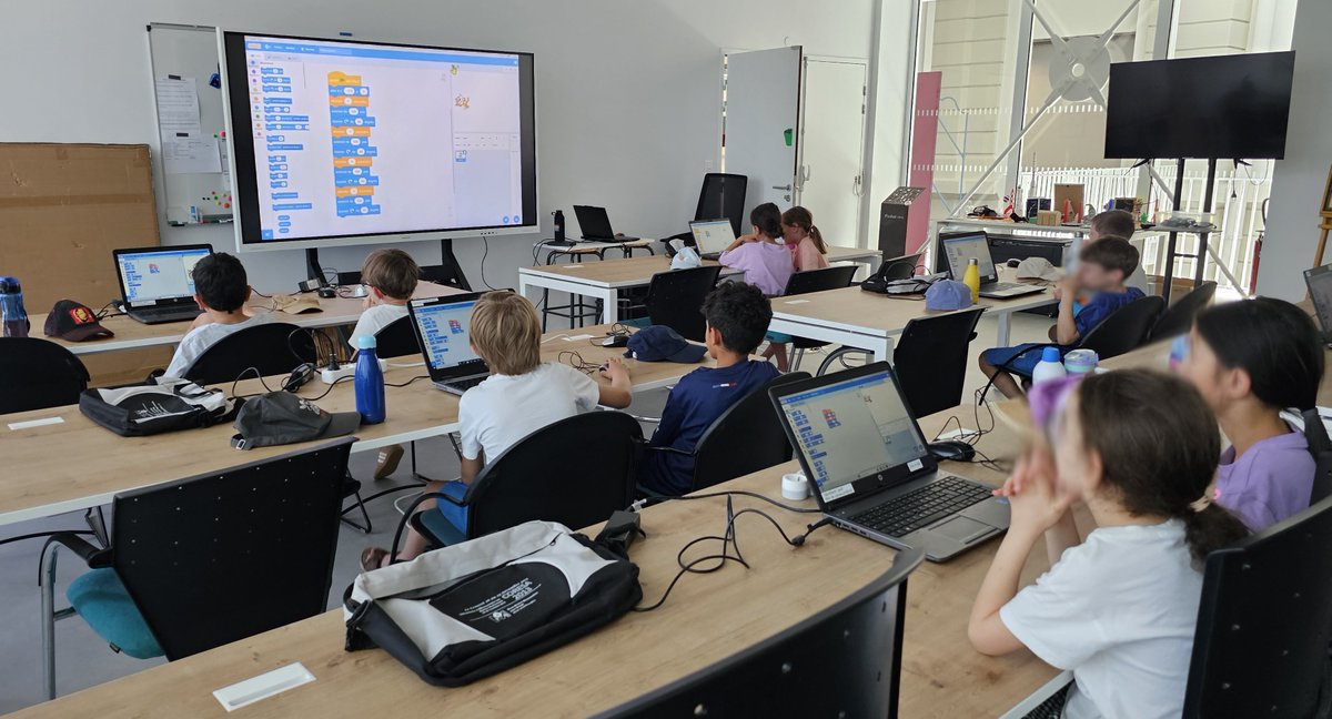 framboise314's tweet photo. Retour en images sur l'accueil des CE1 de l'école V. Hugo au #FabLabUtoPi de @villeducreusot @creusotmontceau 💻🐱 Initiation à #Scratch, maîtrise de la souris et création de scénettes : bravo aux enfants pour leur créativité malgré la chaleur ! 👏 https://t.co/DzWxPN4zjq