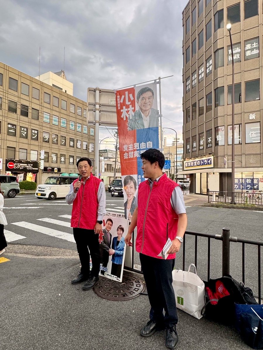 hikida_shinichi's tweet photo. 今週は毎月恒例の自民党奈良県連の街頭活動を実施しました。
また、登美ヶ丘北中学校では毎年恒例の羊の放牧がスタート🐏 
早速、赤ちゃん羊の足が溝にはまるハプニングもありましたが、無事救出！その後は元気に過ごしています。
6/25まで17:00～17:30に触れ合えますので、ぜひお越しください。 https://t.co/aKFvFzqNnM