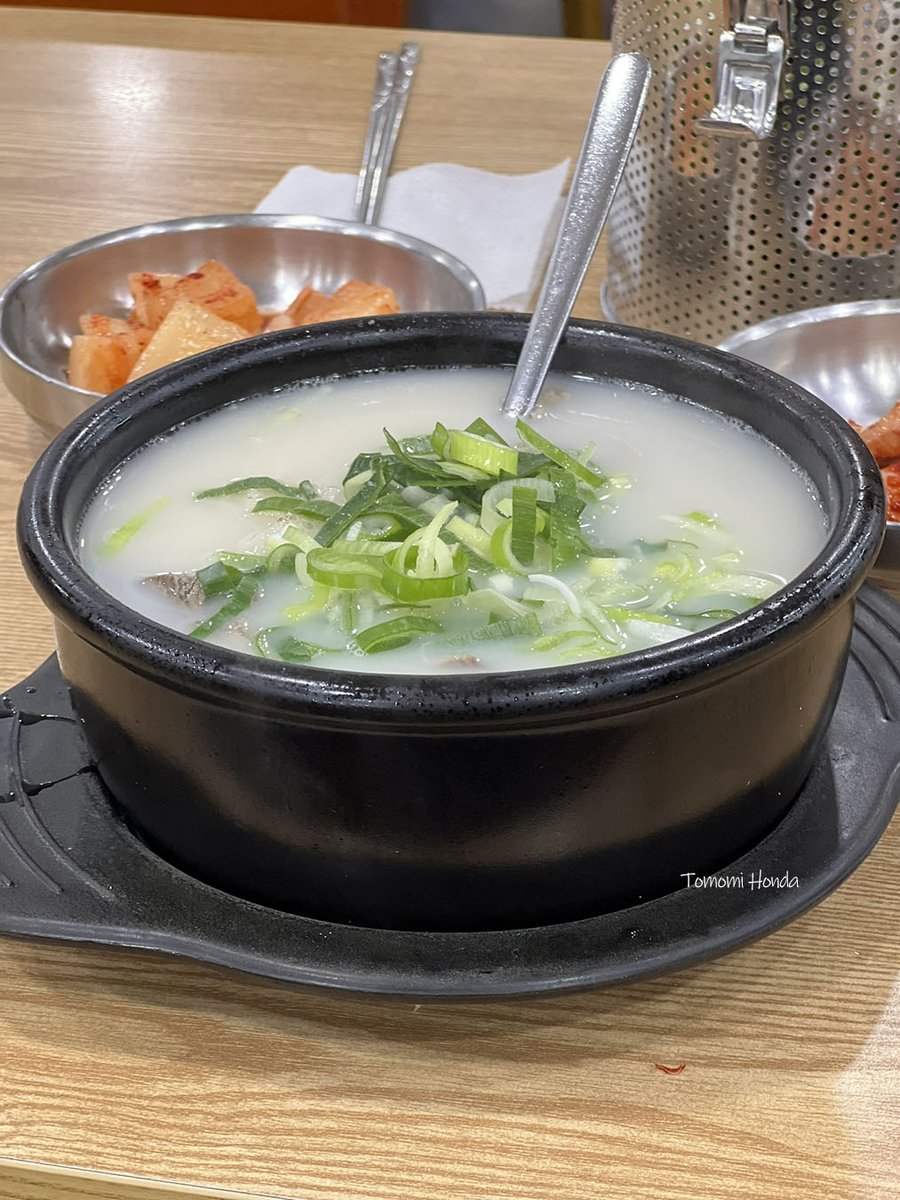 tomomi0308's tweet photo. 餅研修が無事に終わった後は、良才（ヤンジェ）にあるハナロマートへ買い出しに行きました。今回は買い物の写真がほとんどないのでレポは割愛しますが、日本でなかなか手に入らない食材や調味料を買う時は、私はハナロマートを訪れることが多いです。

翌朝、2026年6月1日の朝食に向かったのは「里門雪濃湯（이문설농탕／イムンソルロンタン）」。1902年に「里門食堂」として開業したそうで、韓国で最も歴史の長い超老舗の飲食店です。

ここでミニ知識。標準語では「설렁탕（ソルロンタン）」と表記されるのが一般的ですが、このお店の看板にはずっと「설농탕」という文字が掲げられています。昔はソルロンタンのハングルの表記がバラバラだったみたいですね。

なぜ설농탕なのか、いくつか説があるようですが……その一つが「雪のように白く、濃厚なスープ」という意味で、完成した料理の見た目から「雪濃湯」と名付けられたというもの。これが時代の変化とともに、音の変化で「설렁탕」に変わったようです。ただ、これはあくまでも説らしいです。

話は当日のレポに戻りますが、私たちは普通のソルロンタンを注文しました。お値段は15,000ウォン。

私はこのお店に20年近く通っていますが、時代の流れとともに少しずつ値上がりはしているものの、スープの質や美味しさは全く落ちていません。このクオリティなら値上がりも大納得です。

ソルロンタンがくるまで、テーブルの上にある大根キムチ（カクテキ）と白菜キムチを、自分たちが食べられる分だけ小皿に取り分けます。

そして程なくして運ばれてきたソルロンタンに、テーブルにある長ねぎを好きなだけ投入し、塩で味を調整します。ここで使う塩は粒の大きい天日塩なので、スープの中でゆっくりと溶けていきます。そのため、最初からドバッと入れてしまうと、後からどんどん塩気が強くなって結構しょっぱくなってしまうので、少しずつ入れて溶かしながら調整するのが美味しく食べるポイントです。

スプーンですくうと、肉とともに、ご飯と素麺が入っています。素麺は今では定番の具材ですが、これにも歴史があります。朝鮮戦争の後の深刻な米不足の時代、当時の政府が小麦粉の消費を推奨したことから、ソルロンタンに素麺を入れてボリュームを出すようになったと言われています。いまでは、素麺が入ると美味しいからという理由で、当時の名残が受け継がれているんですよね。

ソルロンタンを半分ほどそのまま味わった後は、途中で大根キムチの汁をスープに投入して味変するのがおすすめ。発酵の酸味が加わると、最後まで飽きることなく美味しくいただけます。朝からお腹パンパンになりました（笑）

この店は何度リピしても間違いないなぁと思います！

■里門雪濃湯（이문설농탕／イムンソルロンタン）
https://t.co/eqDsM85lUM

ソウル特別市鐘路区郵征局路38-13
서울특별시종로구우정국로38-13

鐘閣駅3-1番出口から徒歩4分
 
#ソウル旅行