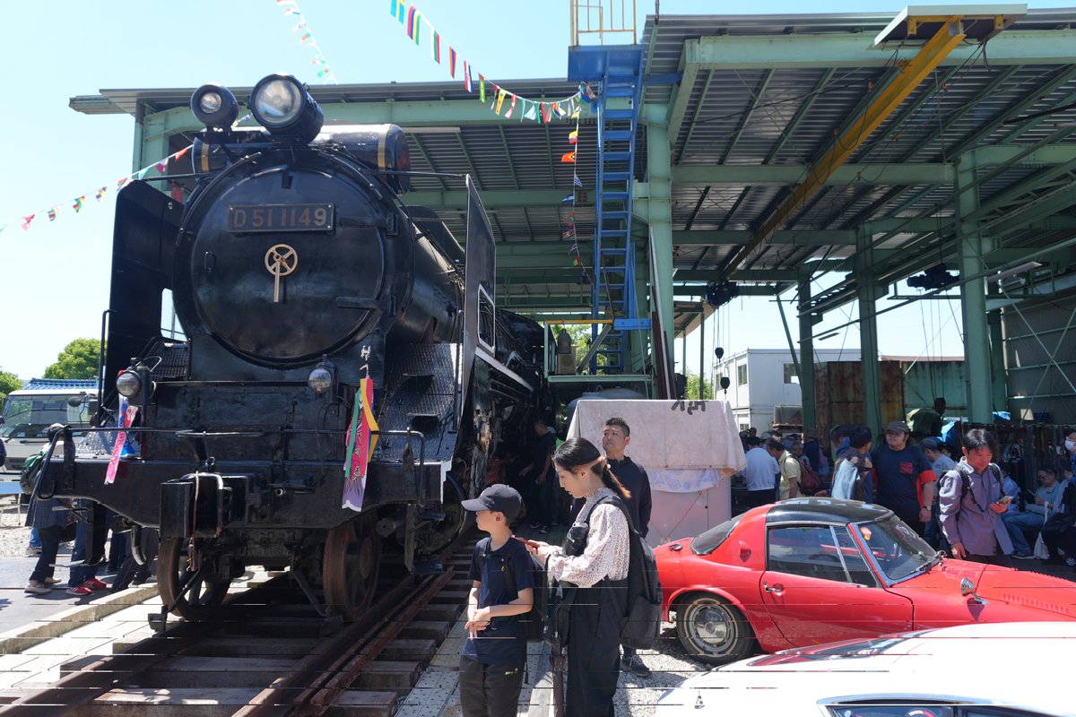 nthsub's tweet photo. 2026/5/10
イシカワガレージ　D51 1149お披露目会
SLばかりを宣伝していたけど、元々石川さんは車バイクを色々直しててそれに飽きちゃったではないけど別の物が直したいと言って鉄道車両に手を出したとのこと
他入れ替え用機関車なのか小型貨物用なのかディーゼル機関車が奥にあった https://t.co/3fpmbDZLkp