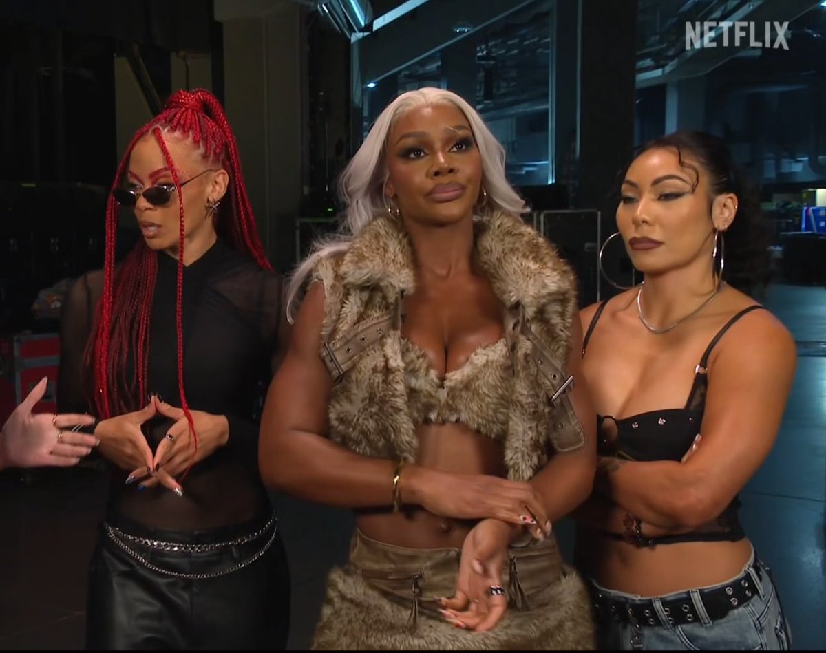 Wacchy_Kyte's tweet photo. Savage but make it polite.💅

Did y'all notice?💅💅

 Jade taking off her heels before the attack is so sweet lol 💚 

What a well-behaved Queen! 👑✨

#SmackDown    #JadeCargill
#CargillCartel #Japanbaddie🇯🇵 https://t.co/QyXEDgGY9S