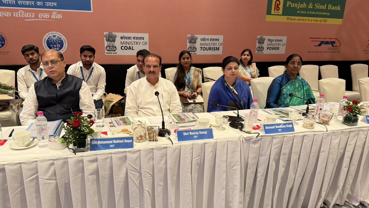 NeerajDangiINC's tweet photo. आज मुम्बई में राज्य सभा की सरकारी आश्वासनों संबंधी संसदीय समिति की बैठक में भाग लिया जिसमें महाराष्ट्र सरकार के मुख्य सचिव सहित राज्य व केंद्र सरकार के विभिन्न मंत्रालयों के अधिकारियों के साथ राज्य के विकास संबंधित कई परियोजनाओं आदि पर ब्रीफिंग में अपने महत्वपूर्ण सुझाव दिये। https://t.co/97aGuTfS3i