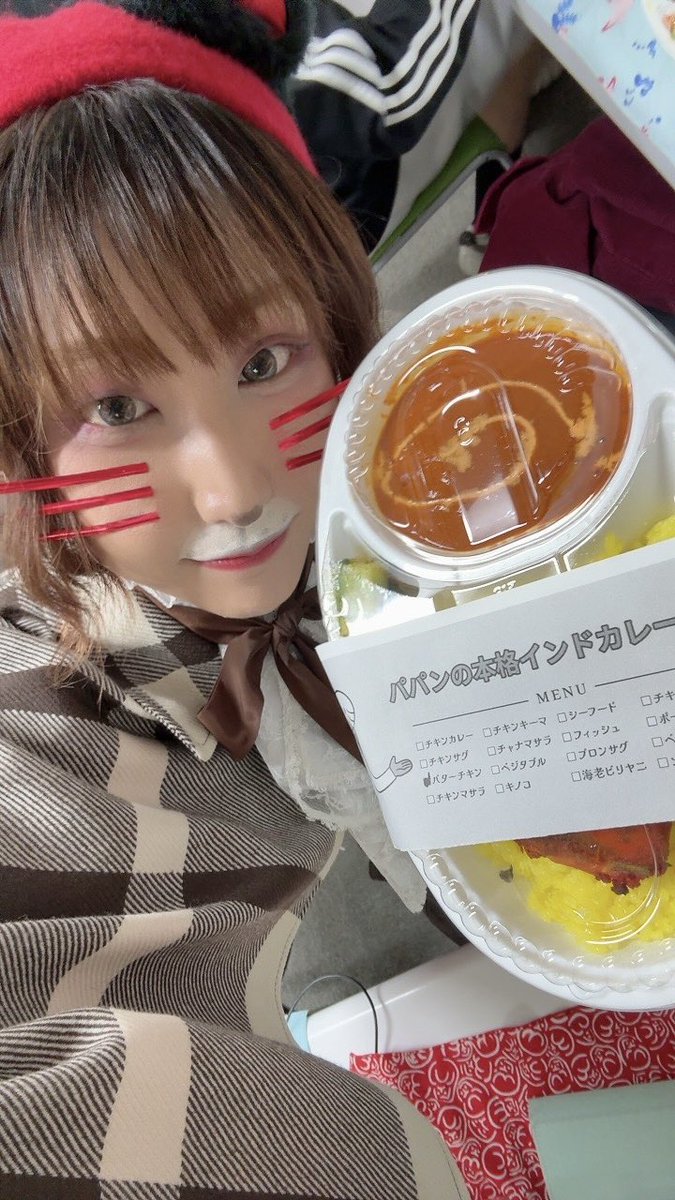 YUI_TENSHO812's tweet photo. #舞台タイドリ2026 4日目マチネ終演🎉
ありがとうございました🐈🐾💚

サティ役の純さんから、カレーの施しがああああああああぁぁぁ🍛😭✨️✨️✨️✨️✨️

ありがとうございます！！！！
ご馳走様でした！！！！！！！！

カレーでお腹膨らましたプッチーニが、ソワレで待っています🍛🥄🐱💚 https://t.co/ANLIYKqjqo