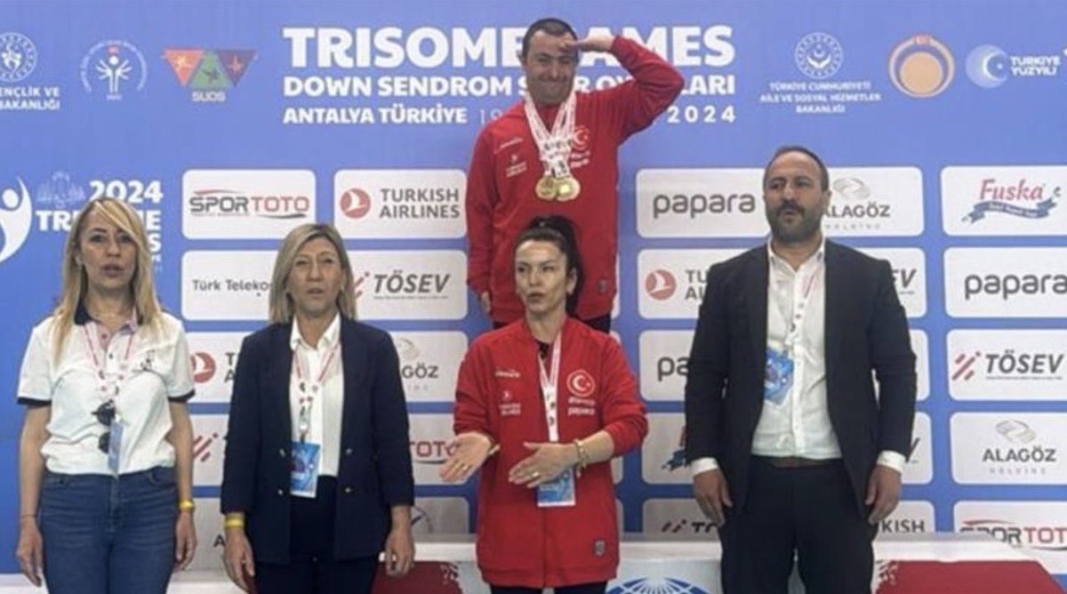 sokakkedisitv's tweet photo. 🔴 Enkazdan dünya zirvesine: İzmirli Alper Öztürk dünya şampiyonu oldu

• İzmir depreminde annesini kaybeden Down sendromlu milli sporcumuz Alper Öztürk, Bulgaristan’da düzenlenen Down Sendromlular Dünya Şampiyonası’nda altın madalya kazanarak dünya şampiyonu oldu.

• Artistik Cimnastik Mozaik Büyük Erkekler Genel Tasnif kategorisinde zirveye çıkan Öztürk, şampiyonluğunu depremde hayatını kaybeden annesi Fatma Öztürk’e armağan etti. 🇹🇷🥇
