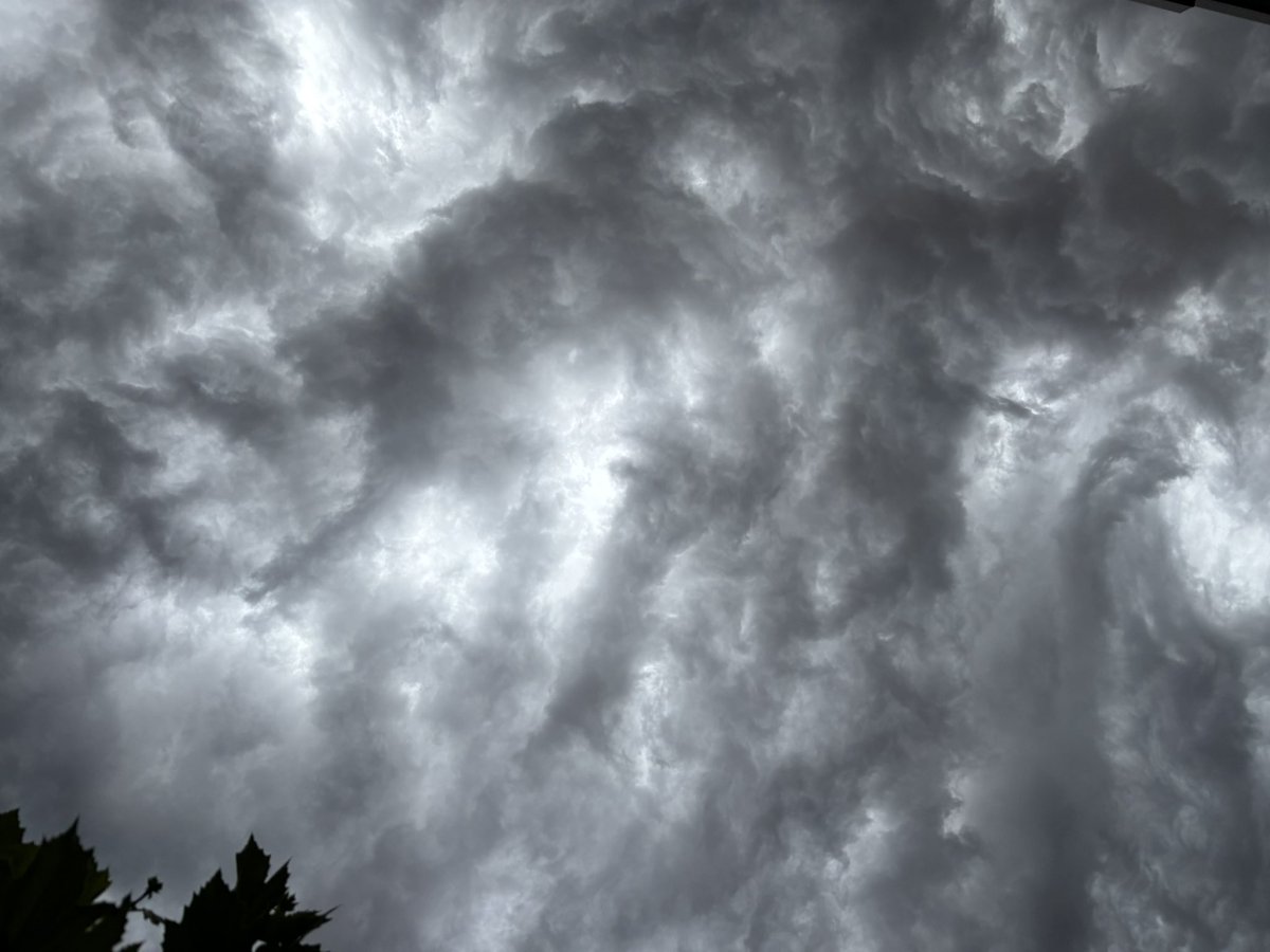 groensss's tweet photo. Moeder nature toont ons een lesje nederigheid #shelfcloud  #onweer #tunder #donnerwetter https://t.co/d3N4lyS72F