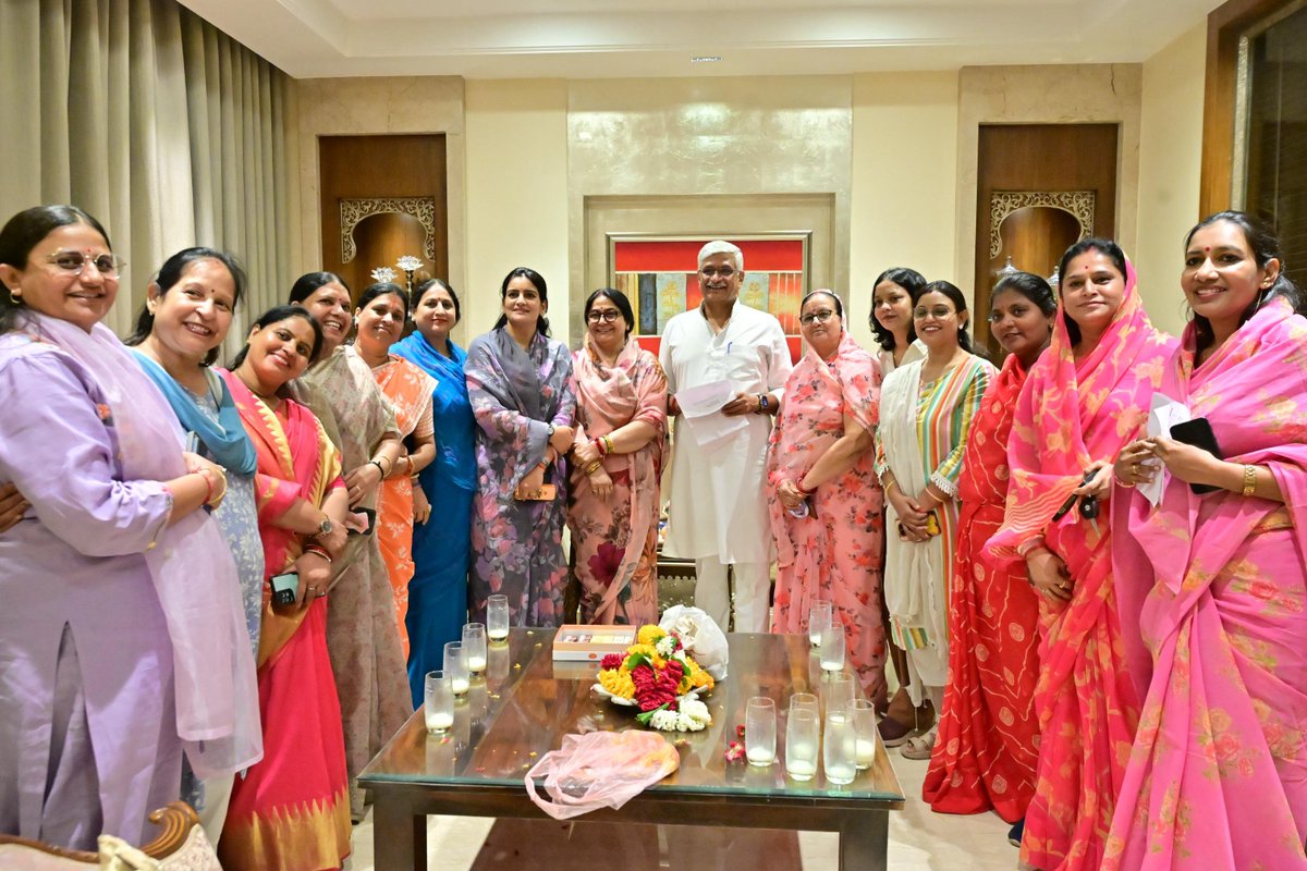 gssjodhpur's tweet photo. मेरी इन बहनों में हर संकल्प पूरा करने की विलक्षण शक्ति है!

आज जोधपुर निवास पर भाजपा महिला मोर्चा की प्रखर प्रदेश अध्यक्ष श्रीमती राखी राठौड़ जी एवं कार्यकर्ता बहनों का स्वागत कर खुशी हुई। महिला मोर्चा जोधपुर जिला अध्यक्ष श्रीमती कमलेश गोयल, पूर्व जिला अध्यक्ष श्रीमती इन्द्रा राजपुरोहित का आगमन भी विशेष रहा।

सबका अभिनंदन!

@BJP4Rajasthan @bjpmmraj