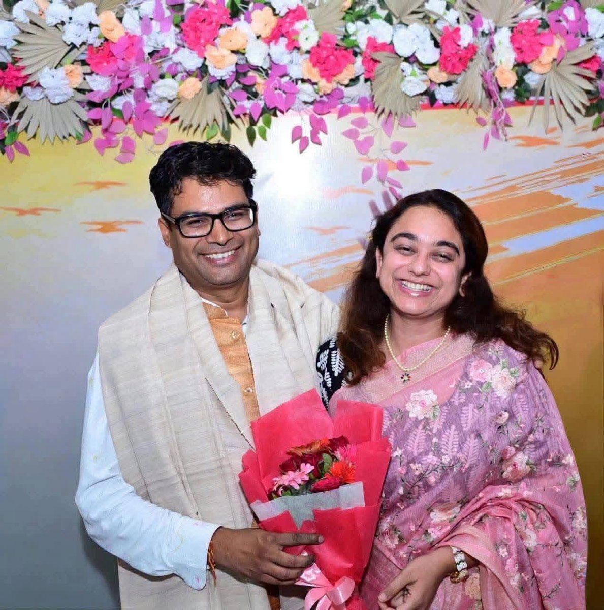 Chandrakarsatym's tweet photo. छत्तीसगढ़ शासन के माननीय वित्त मंत्री श्री ओ.पी. चौधरी जी व श्रीमती अदिति चौधरी जी को वैवाहिक वर्षगांठ की हार्दिक बधाई एवं आत्मीय शुभकामनाएं। 

माँ महामाया आपको दीर्घायु, यशस्वी एवं आनंदमय जीवन प्रदान करें तथा आपके परिवार पर अपनी कृपा सदैव बनाए रखें।
@OPChoudhary_Ind https://t.co/UBkS8EWOlE