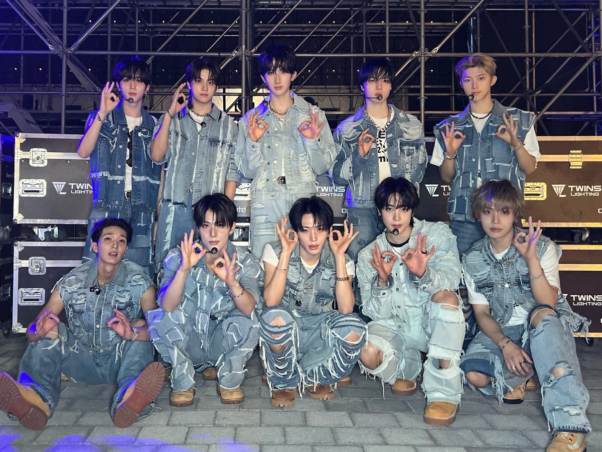 xikers_official's tweet photo. [👀] 
⠀
💙 #쇼음악중심 Behind Photo 💙
⠀
#xikers #싸이커스 https://t.co/orxG6xWP8A