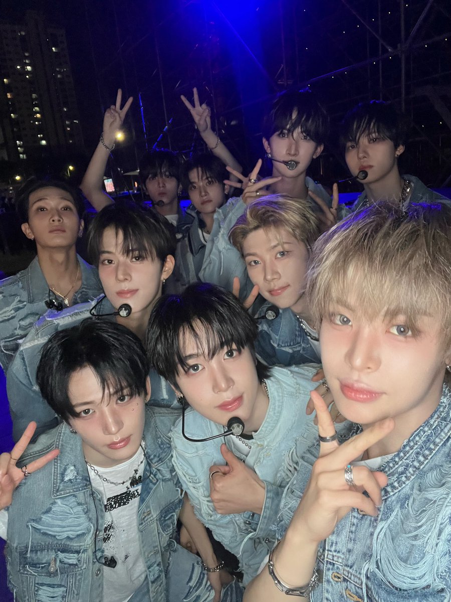 xikers_official's tweet photo. [👀] 
⠀
💙 #쇼음악중심 Behind Photo 💙
⠀
#xikers #싸이커스 https://t.co/orxG6xWP8A
